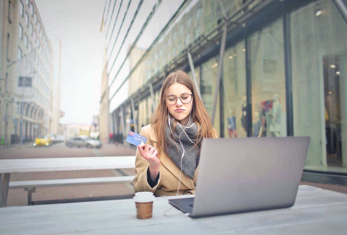 A women on her laptop outside