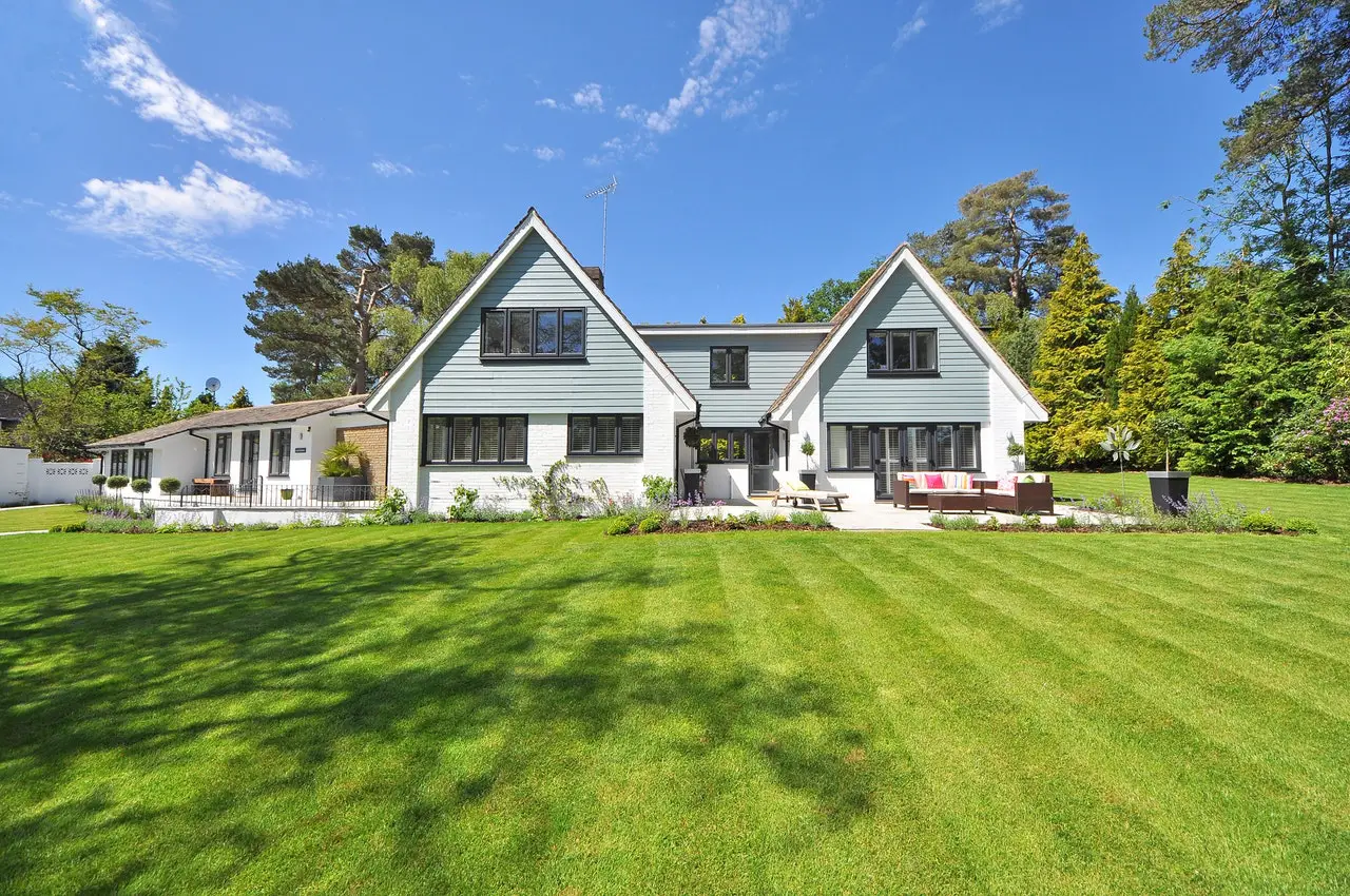 A single family house with a nice lawn